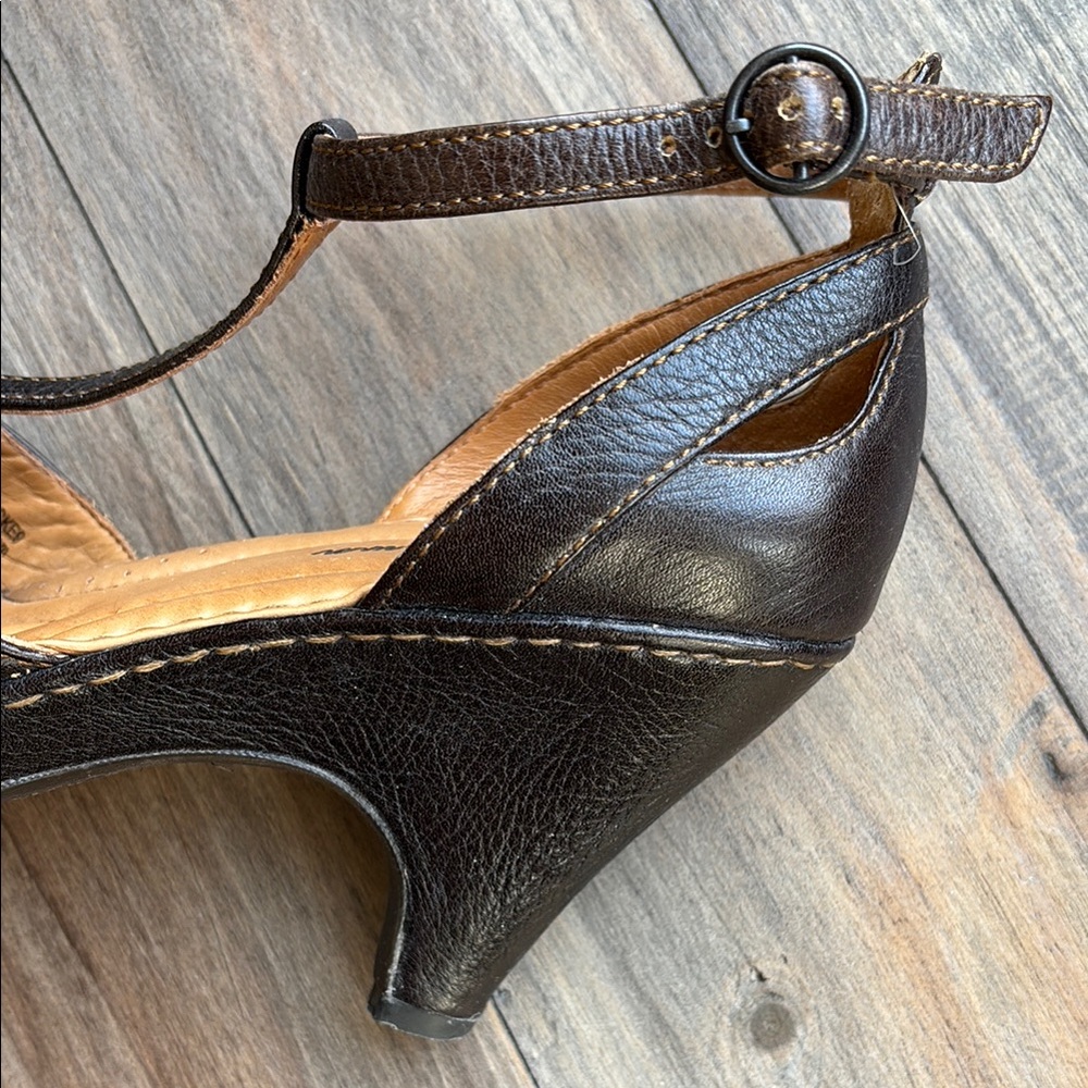 Elegant Born Crown Brown Leather Women's Heels - Picture 6 of 9